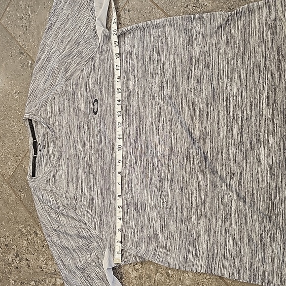 Oakley men's athletic shirt . 100% polyester. Hidden pocket. Size M. Reg fit - Picture 7 of 10